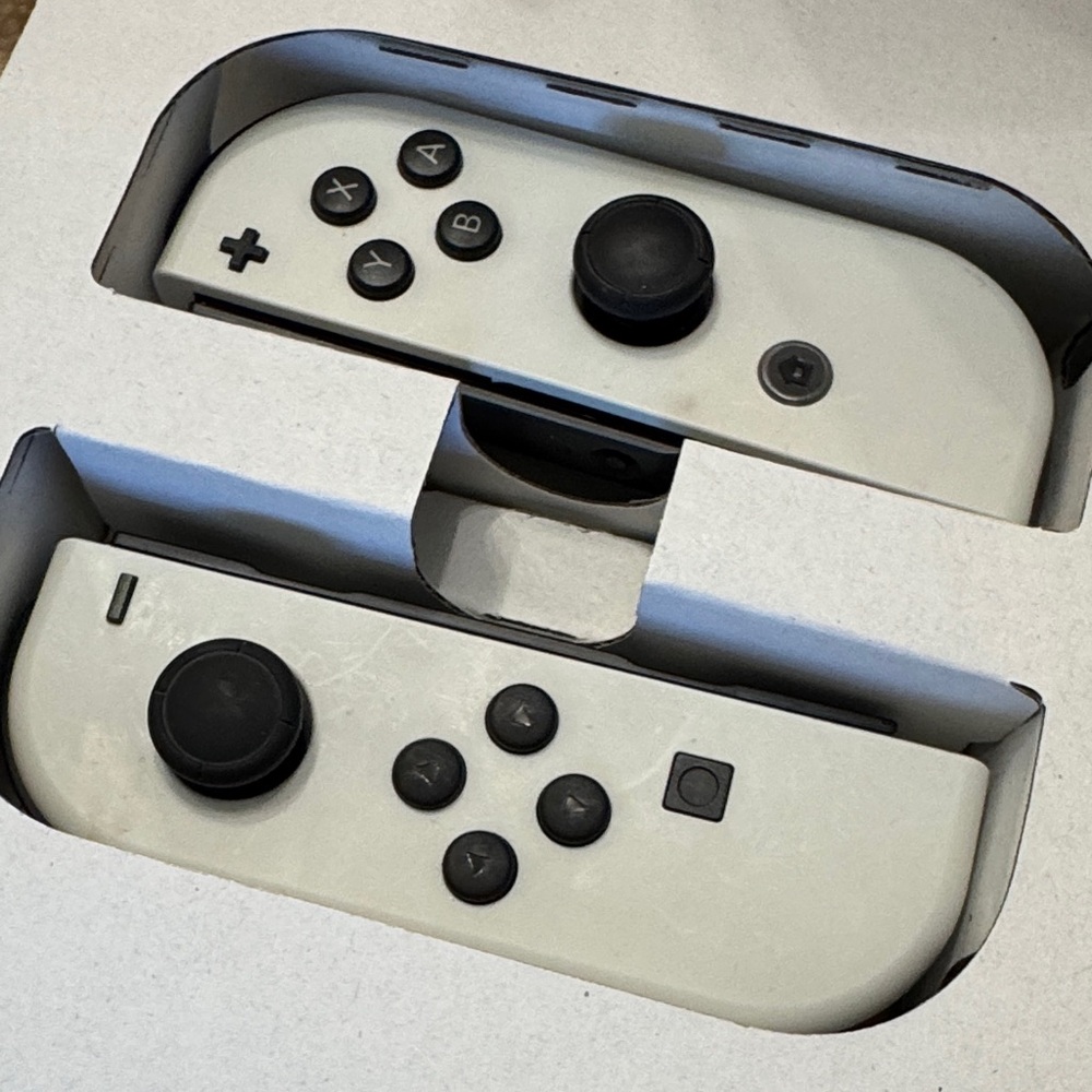 Nintendo Switch OLED Console with White Joy‑Con Controllers 64 GB - Picture 7 of 16